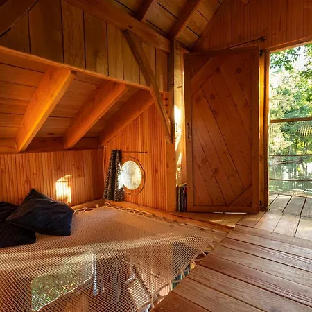 Деревянный коттедж De La Grande Noe