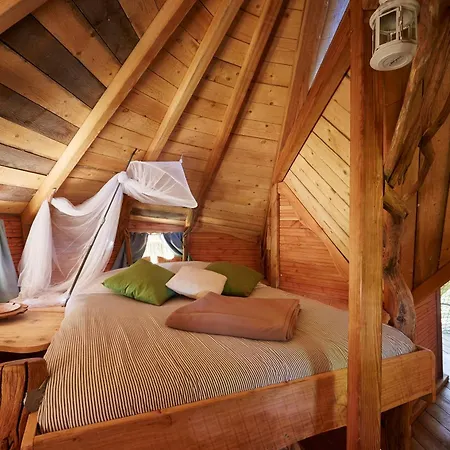 Деревянный коттедж De La Grande Noe Les Epasses